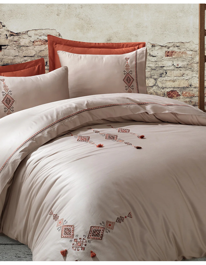Tilbe Nakışlı & Püsküllü Pamuk Saten Nevresim Takımı - Bej